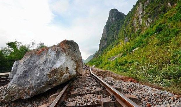 Hiện trường vụ sạt lở đá gây ách tắc đường sắt Bắc - Nam.