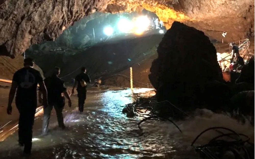Nhân viên cứu hộ đi vào hang Tham Luang ngập nước để giải cứu các cậu bé còn lại cùng huấn luyện viên. Ảnh: Musk/Twitter/Reuters