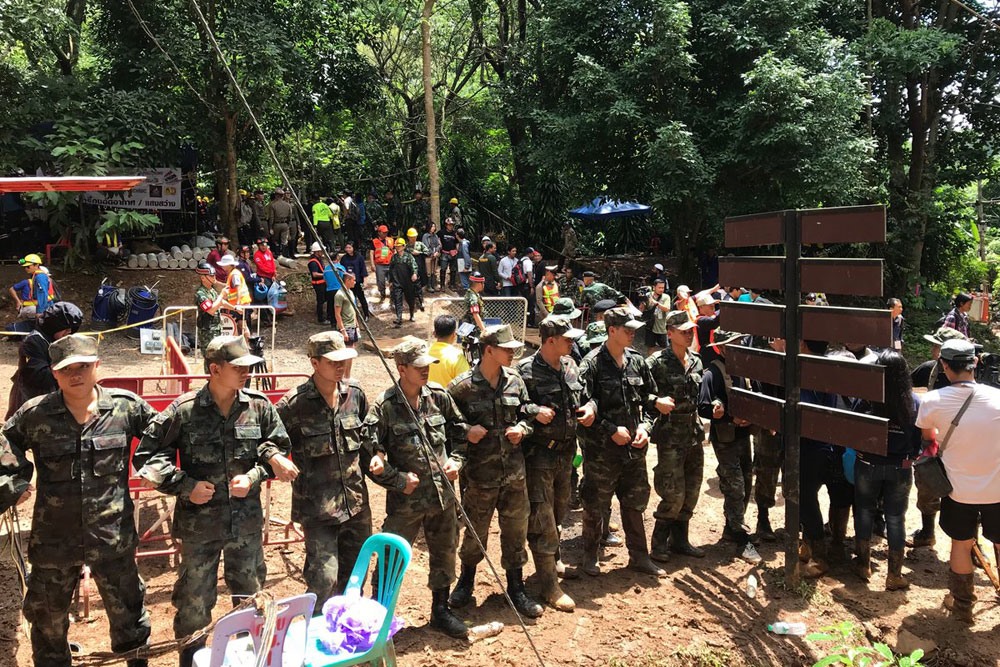 Lực lượng quân đội Thái Lan bảo vệ cuộc diễn tập y tế ngoài cửa hang. Ảnh: Guardian/ Twitter.