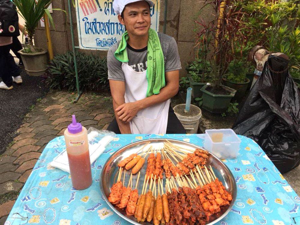 Gà rán - món ăn đường phố được học sinh Thái yêu thích. Ảnh: CNN