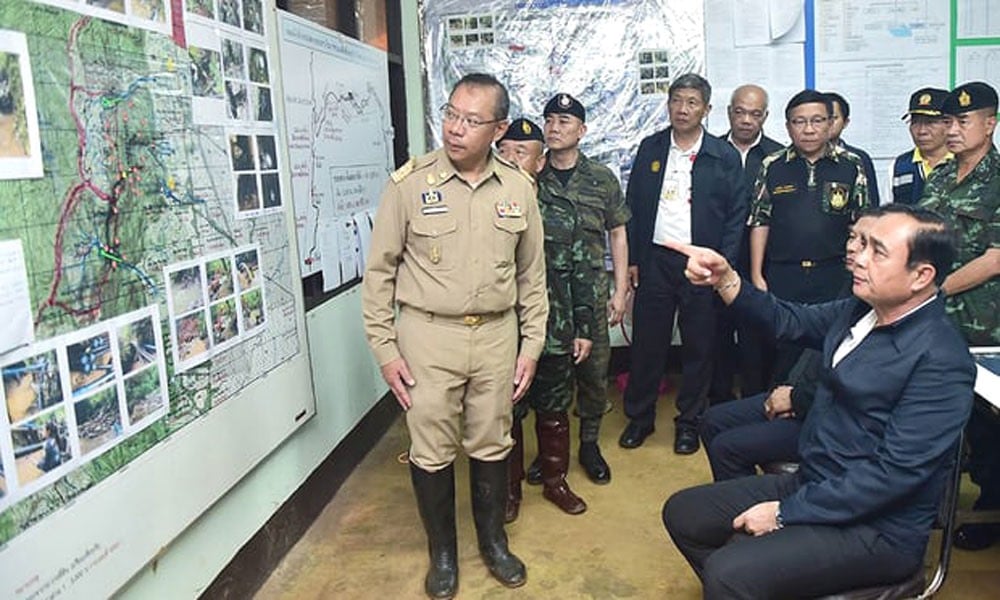 Thủ tướng Thái Lan Prayut Chan-o-chau xem bản đồ khu vực Tham Luang. Ảnh: Văn phòng Chính phủ Thái Lan/ EPA