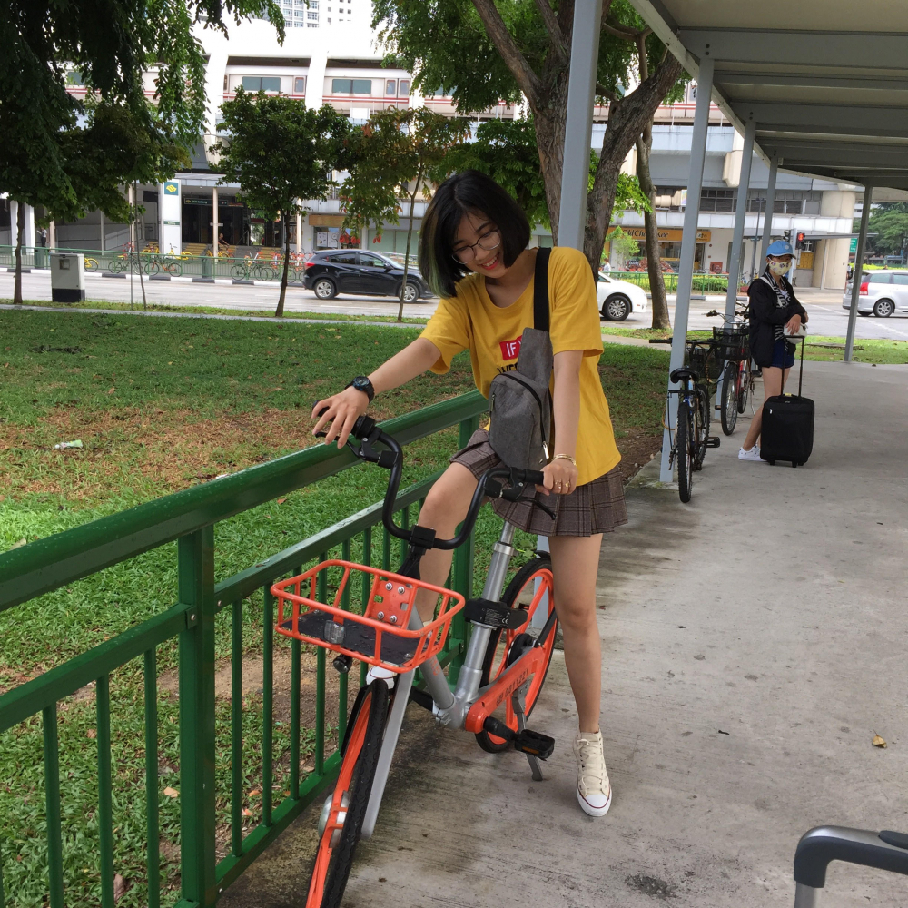 Nhiều du khách tỏ ra thích thú với mô hình xe đạp tư thuê tại Singapore. (Ảnh: Mỹ Triều)