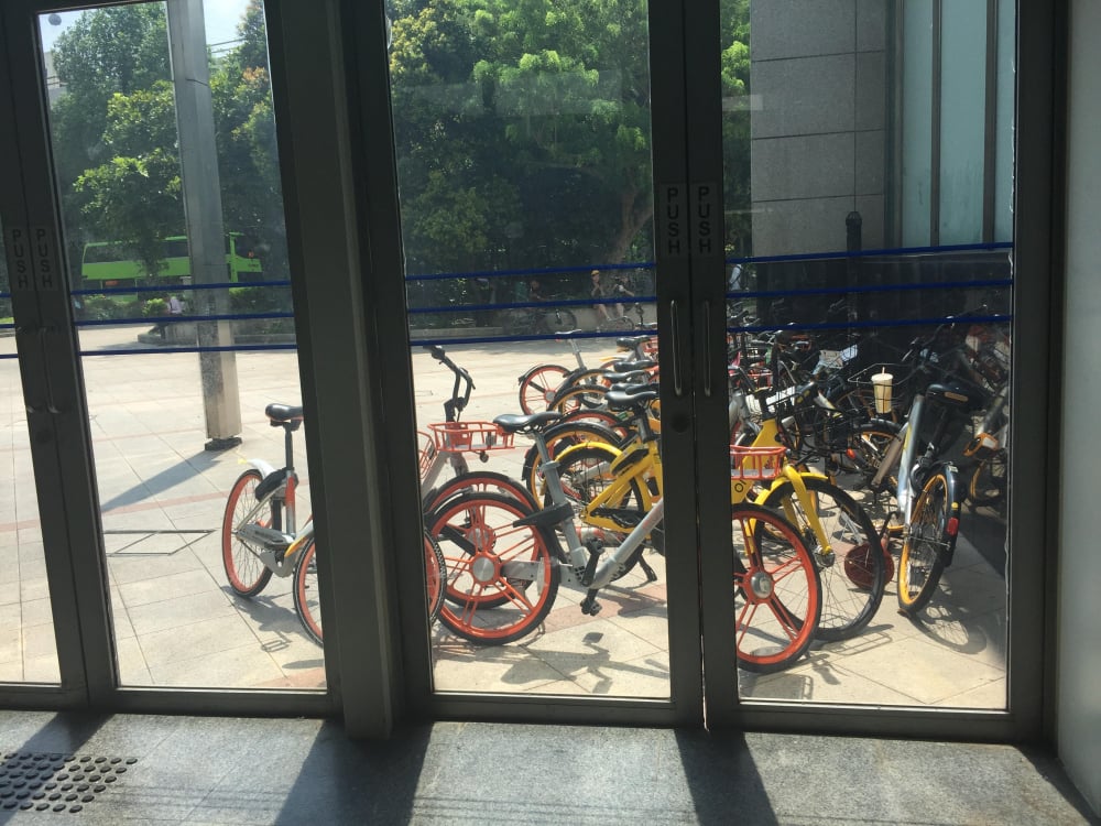 Một bãi xe đạp tự thuê tại một trung tâm mua sắm ở Singapore.(Ảnh: Mỹ Triều)