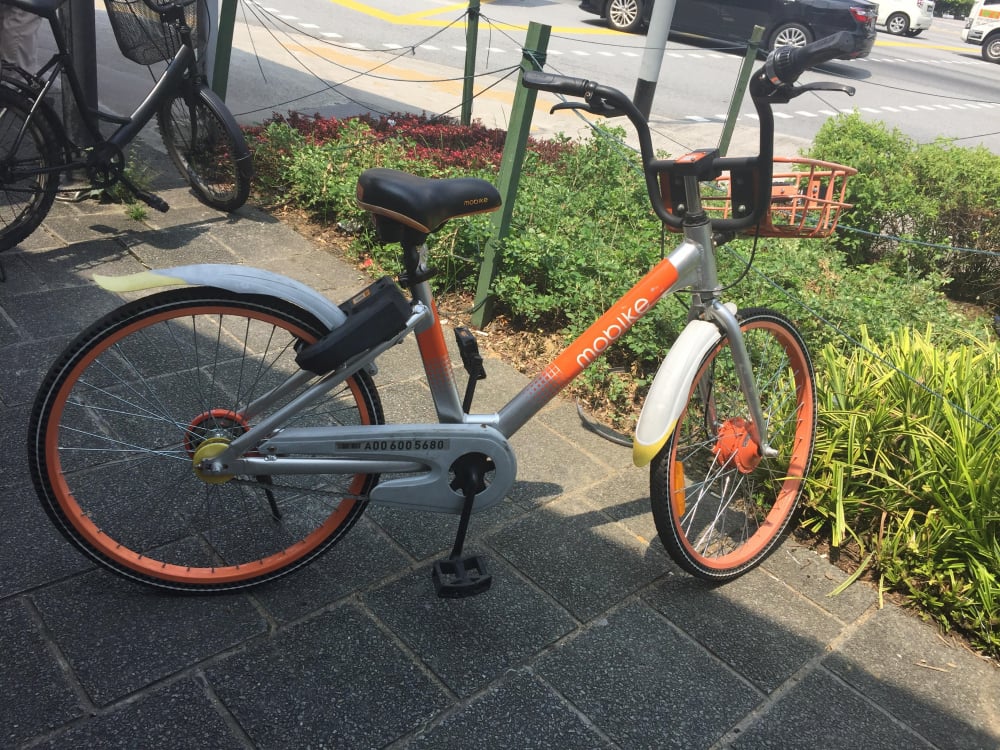 Mô hình xe đạp “tự thuê” hay còn gọi là dịch vụ “chia sẻ” xe đạp đang phát triển tại đất nước Singapore một cách rầm rộ. (Ảnh: Mỹ Triều)