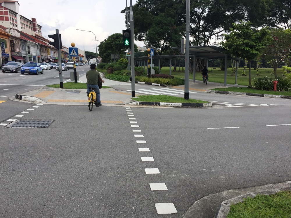 Việc di chuyển bằng xe đạp tại Singopore rất linh hoạt. Vì người đi xe đạp có thể chạy trên cả vỉa hè và trong công viên. (Ảnh: Mỹ Triều)