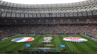  Cầu thủ hai đội Pháp và Croatia tiến ra sân để làm các thủ tục trước khi bắt đầu trận chung kết World Cup 2018. 