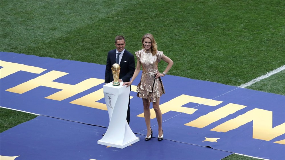  Cựu đội trưởng tuyển Đức vô địch World Cup 2014, Philipp Lahm cùng siêu mẫu Natalia Vodianova bên chiếc cúp vàng.