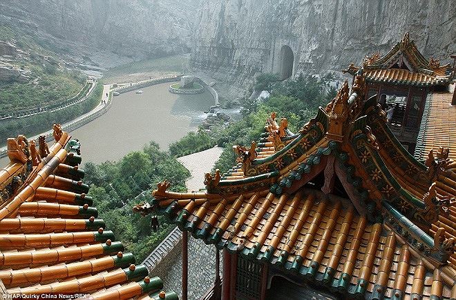Ngôi chùa cheo leo trên vách núi