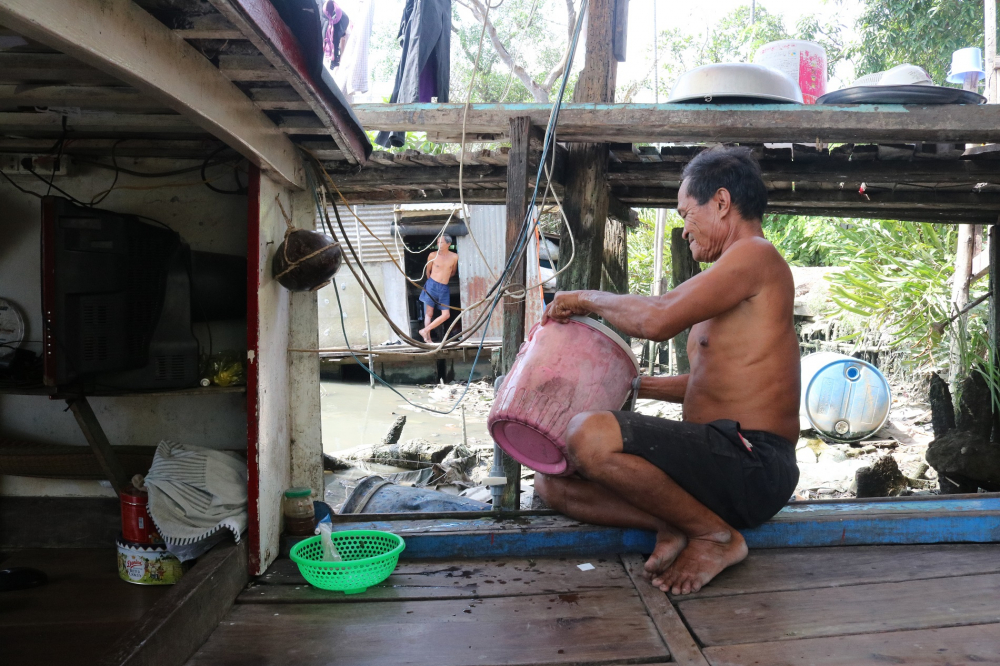 Cuộc sống lênh đênh trên ghe quá vất vả, vợ chồng ông Ba Chúc chỉ mong muốn có được một căn nhà nhỏ trên bờ để thuận tiện trong việc sinh hoạt. (Ảnh: Huy Hoàng)