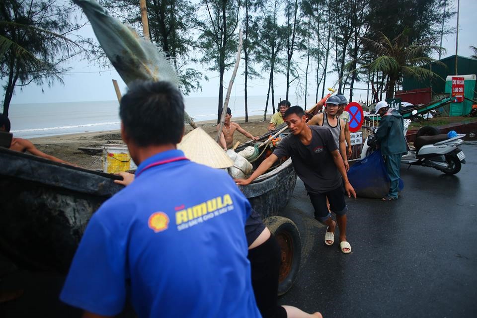 Hàng trăm bè, mảng (ghe thuyền đánh bắt gần bờ) đã được kéo lên đường Hồ Xuân Hương.
