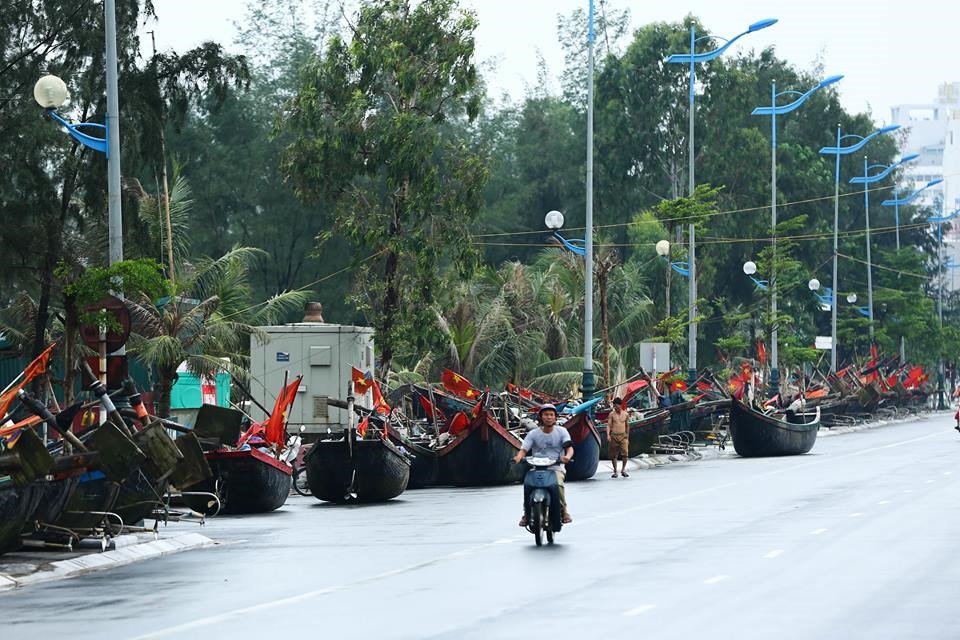 Nhiều thuyền bè tại khu du lịch biển Sầm Sơn được đưa lên bờ, đoạn gần các khách sạn tại khu vực đền Độc Cước.