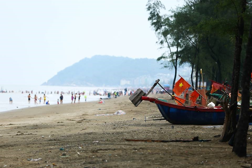 Chiều ngày 18.7, tại bãi biển Sầm Sơn dù nhà chức trách địa phương đã khuyến cáo, tàu thuyền đã neo đậu tránh bão nhưng nhiều người vẫn thản nhiên tắm biển.