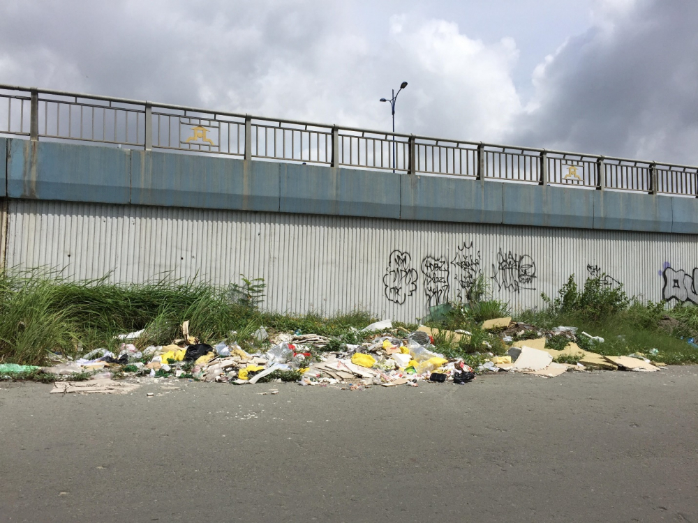 Cảnh tượng rác tràn lan dưới một chân cầu tại TP.HCM. (Ảnh: Mỹ Triều).