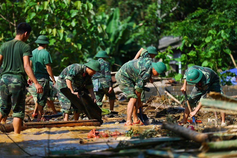 Lực lượng vũ trang tham gia khắc phục hậu quả mưa lũ tại huyện Văn Chấn (Yên Bái) ngày 22.7. Ảnh: SƠN TÙNG