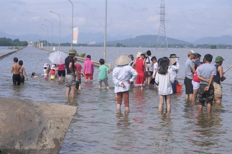 Nước ngập sâu, phủ kín khắp các tuyến đường liên thôn, liên xã, người dân thích thú ra bơi lội và câu cá