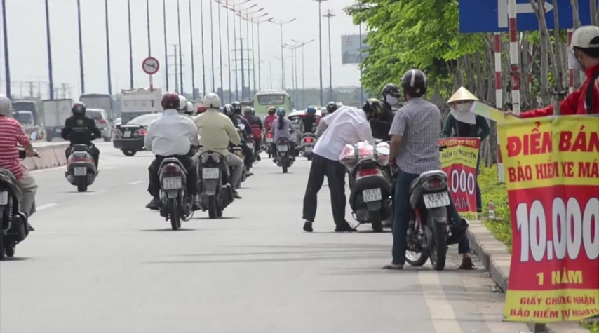 Bảo hiểm xe máy 10.000 đồng được bán tràn lan dọc theo các tuyến đường. (Ảnh: internet).