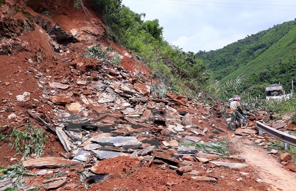 Sạt lở đất do mưa kéo dài ở Sơn La (Ảnh: Internet)
