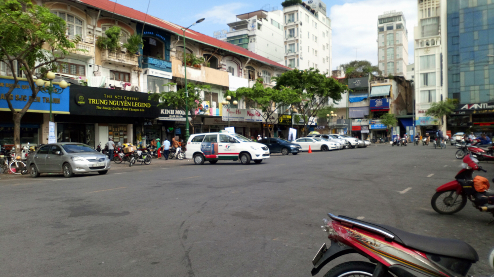 Điểm giữ xe thu phí trên đường Phan Chu Trinh còn rất nhiều chỗ trống (Ảnh: Tín Phong)