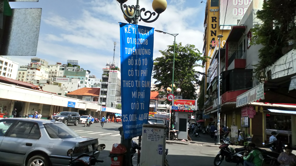 Điểm giữ xe trên đường Phan Bội Châu để bảng thông báo mức thu phí mới cho người dân biết (Ảnh: Tín Phong)