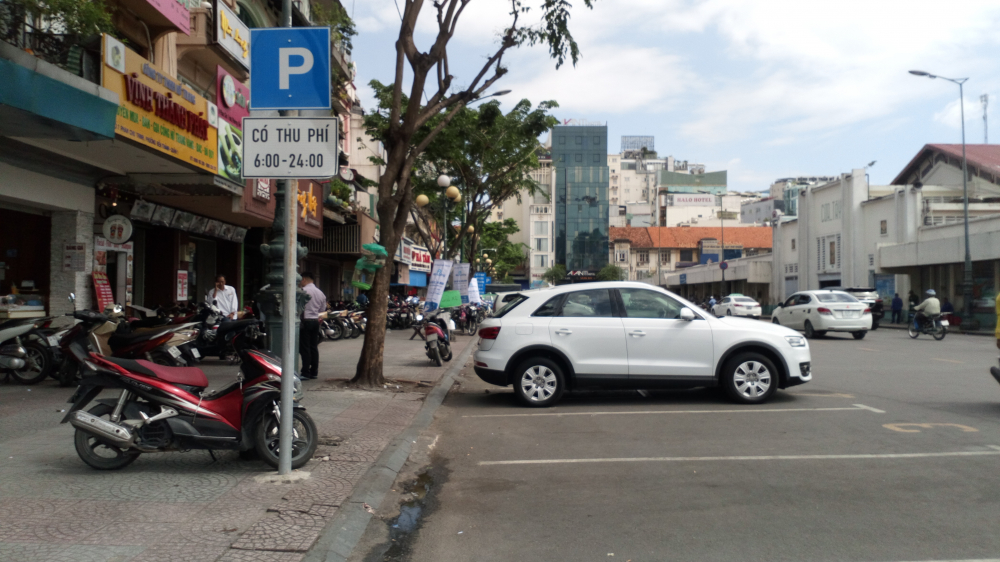 Điểm giữ xe thu phí trên đường Phan Chu Trinh (Ảnh: Tín Phong)