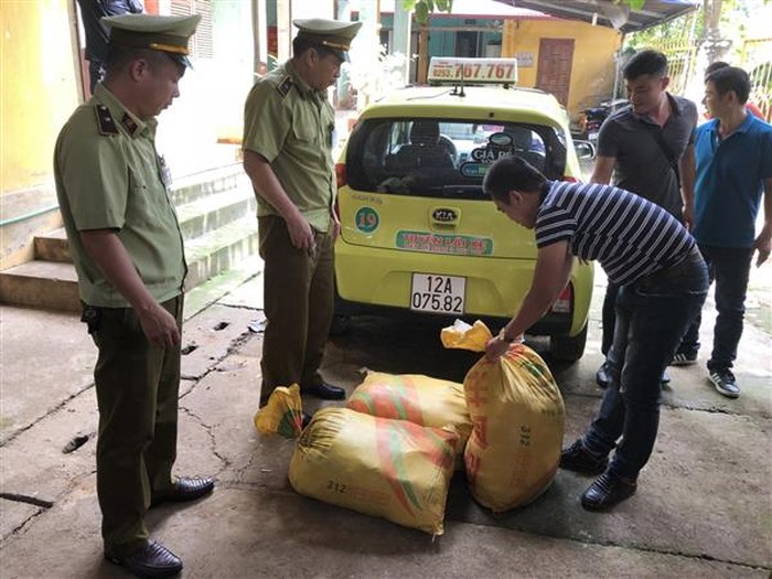 Lực lượng Quản lý thị trường Lạng Sơn đang kiểm tra tang vật vi phạm. Ảnh: QLTT Lạng Sơn