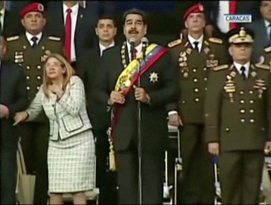 Biểu cảm của các quan chức kế bên ông Maduro tại thời điểm cảnh quay này bị ngắt đột ngột. Ảnh: Reuters