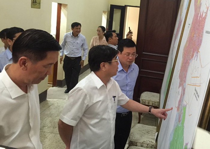 Ông Nguyễn Toàn Thắng, Giám đốc Sở TN&MT trao đổi với Lãnh đạo TP.HCM về Bản đồ Kế hoạch sử dụng đất kỳ cuối (2016 - 2020)