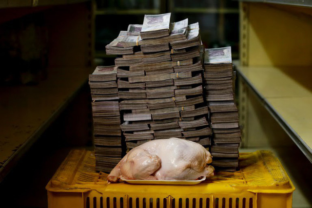 Một con gà nặng 2,4kg tại Venezuela có giá 14,6 triệu Bolivar (khoảng 2,22 USD). (Nguồn: Reuters)