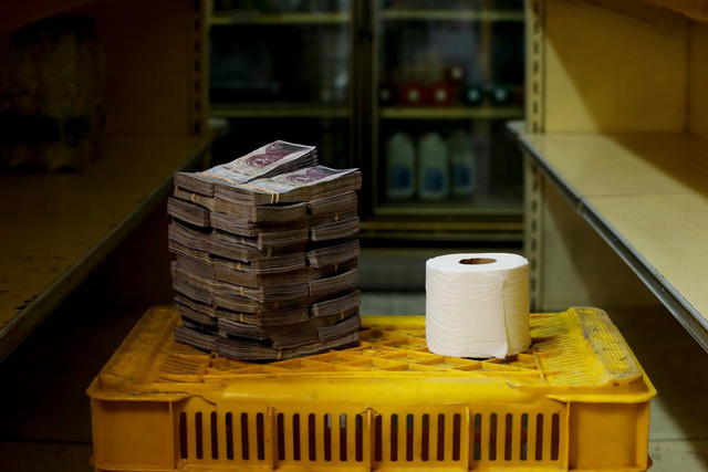 Một cuộn giấy vệ sinh có giá 2,6 triệu Bolivar (vào khoảng 0,40 USD). (Nguồn: Reuters)