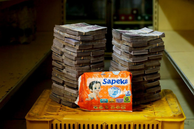 Một gói bỉm có giá 8 triệu Bolivar (tương đương 1,22 USD). (Nguồn: Reuters)