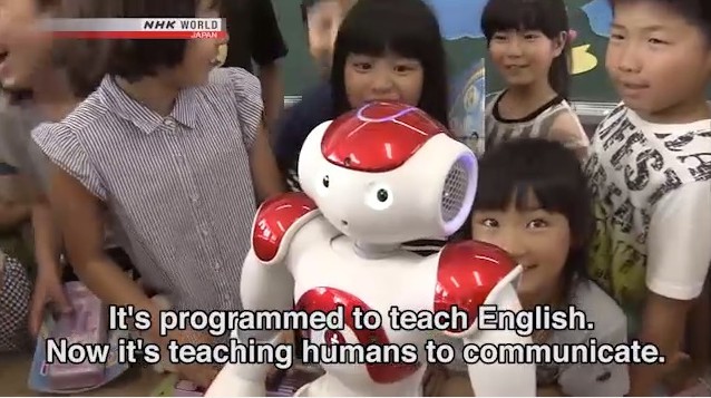 Học sinh Nhật tỏ ra thích thú với giáo viên người máy