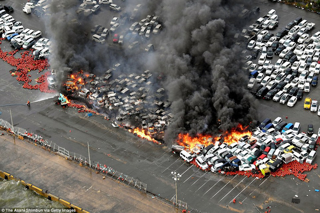 Hàng nghìn xe ô tô cháy tại Nishinomiya (Ảnh: Internet)