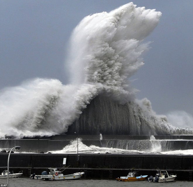Những cột sóng cao ngút đi kèm khi siêu bão Jebi đổ bộ vào Nhật Bản (Ảnh: Internet)