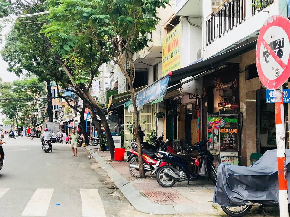 Cũng tại đường Nguyễn Cảnh Chân, không chỉ vỉa hè bị lấn chiếm để xe mà mái che cũng 