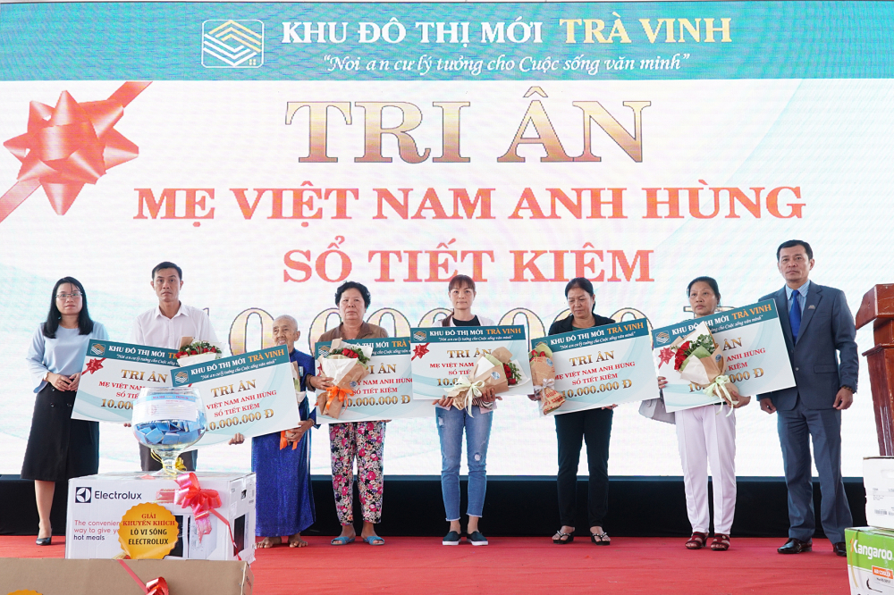 Tại buổi lễ chủ đầu tư còn trao sổ tiết kiệm cho những gia đình bà mẹ Việt Nam anh hùng
