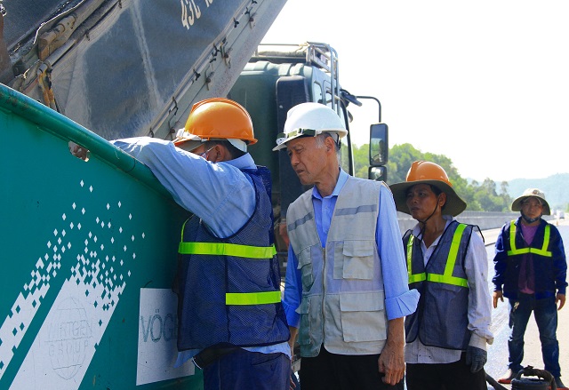 Chuyên gia Nhật Bản Takao Inami giám sát khâu trộn bê tông nhựa.