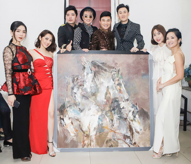 Các nghệ sĩ trong buổi từ thiện bên bức tranh của họa sĩ Hứa Thanh Bình. Ảnh: FB  