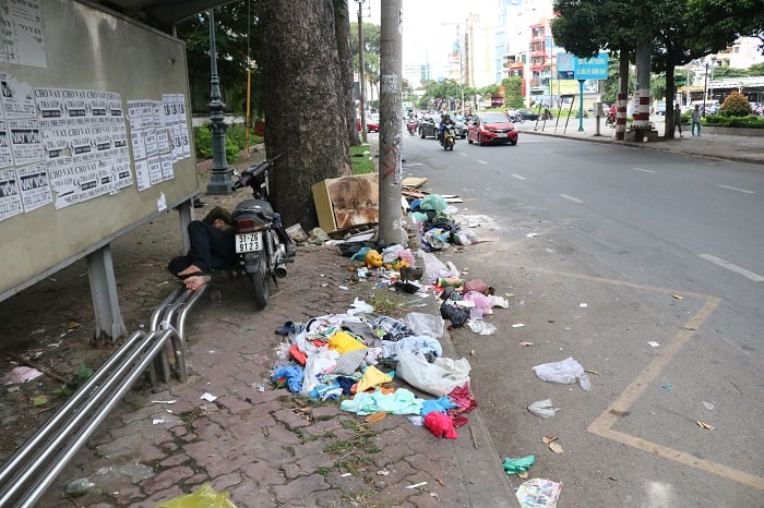 Tình trạng các nhà chờ xe buýt bị biến thành bãi rác ngày càng nhiều. Ảnh: Mỹ Triều