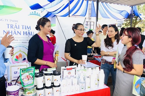 Ngày hội giao thương sản phẩm Việt thu hút sự quan tâm của người tiêu dùng.