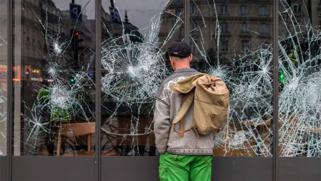 Nhiều cửa kính bị người biểu tình đập vỡ - Ảnh: Bloomberg.    