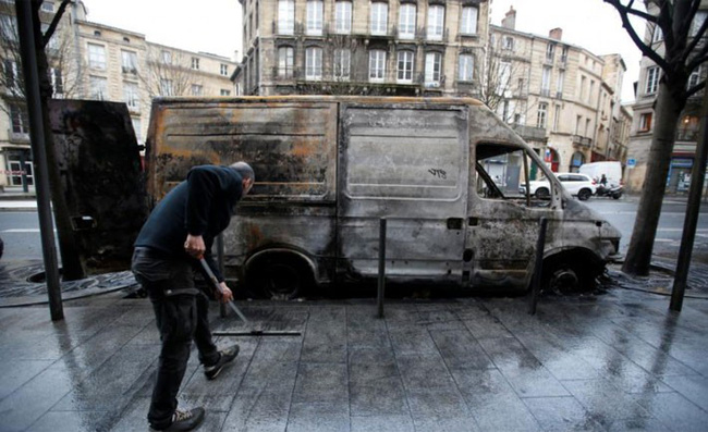 Người Paris ngày Chủ nhật đã tiến hành dọn dẹp hậu quả của cuộc biểu tình hôm thứ Bảy - Ảnh: Reuters.    