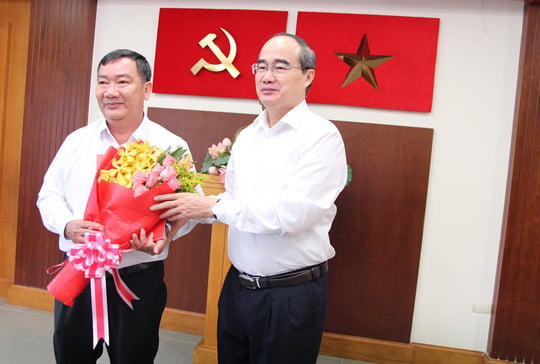 Bí thư Thành ủy TP.HCM Nguyễn Thiện Nhân trao quyết định cho ông Trần Văn Thuận