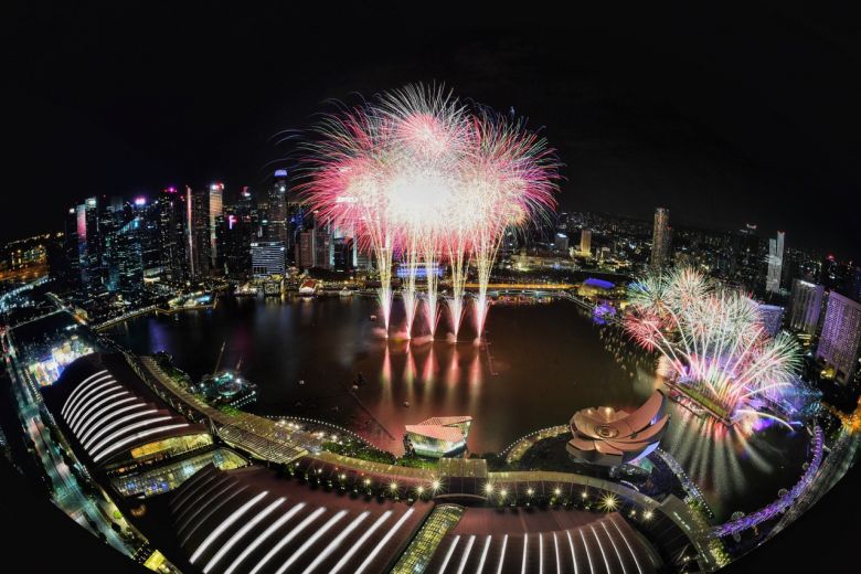 Quốc đảo sư tử chào đón 2019 với pháo hoa rực rỡ. (Ảnh: Straits Times)    