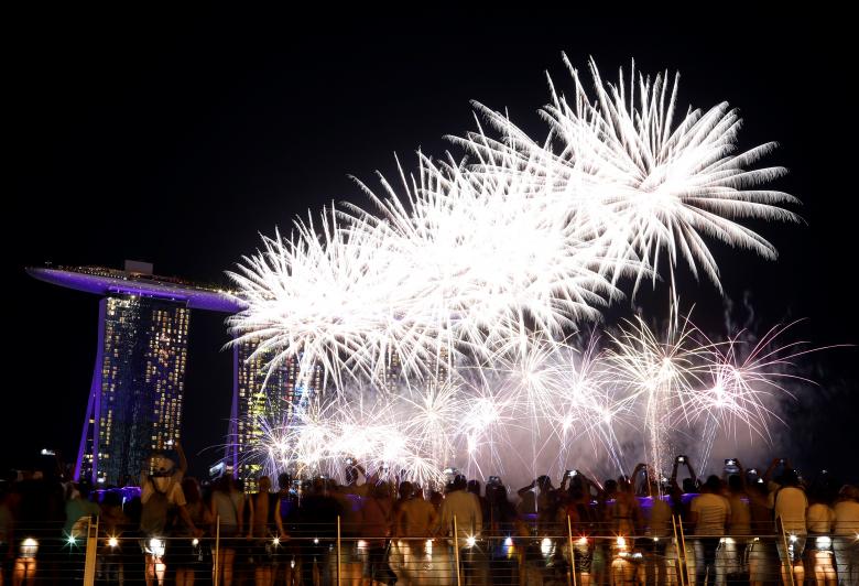  Pháo hoa tại Marina Bay, Singapore trước lễ hội chào đón năm mới. (Ảnh: Reuters)    