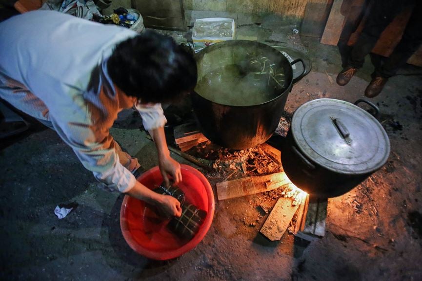 Trong khi mọi thứ đều có thể mua được ở chợ, siêu thị thì hình ảnh bếp bánh chưng với lửa hồng tại các vỉa hè, ngóc ngách phố Hà Nội thật quý giá.
