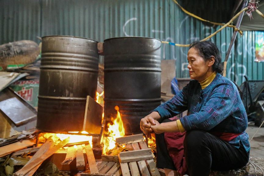 Cũng giống như chú Sơn, nhuận làm bánh chưng, cô Nguyệt đang luộc bánh chưng suốt ngày đêm trên đường Nguyễn Trãi (Hà Nội).  