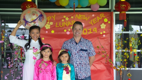Gia đình người Việt tham dự sự kiện.  