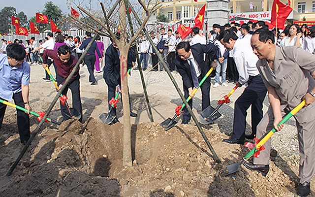 Hưởng ứng Tết trồng cây tại Trường THPT Hùng Vương, huyện Văn Lâm, tỉnh Hưng Yên. Ảnh: Báo Hưng Yên    