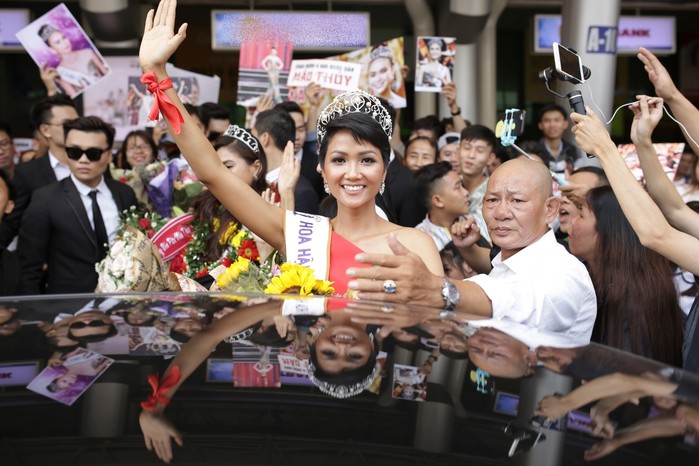 Tân Hoa hậu Hoàn vũ Việt Nam 2017 được chào đón vô cùng nồng nhiệt của người hâm mộ và khán giả.