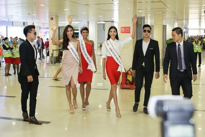 Tân Hoa hậu cùng hai Á hậu xuất hiện vô cùng xinh đẹp và rạng rỡ tại sân bay.